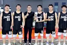 kaiyun app-精心布局！球员们在场上紧张角逐争取进球()