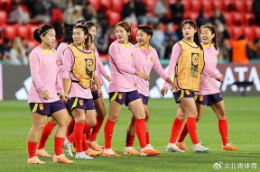国际足坛风云再起：女足国家队赛场上一展风采()
